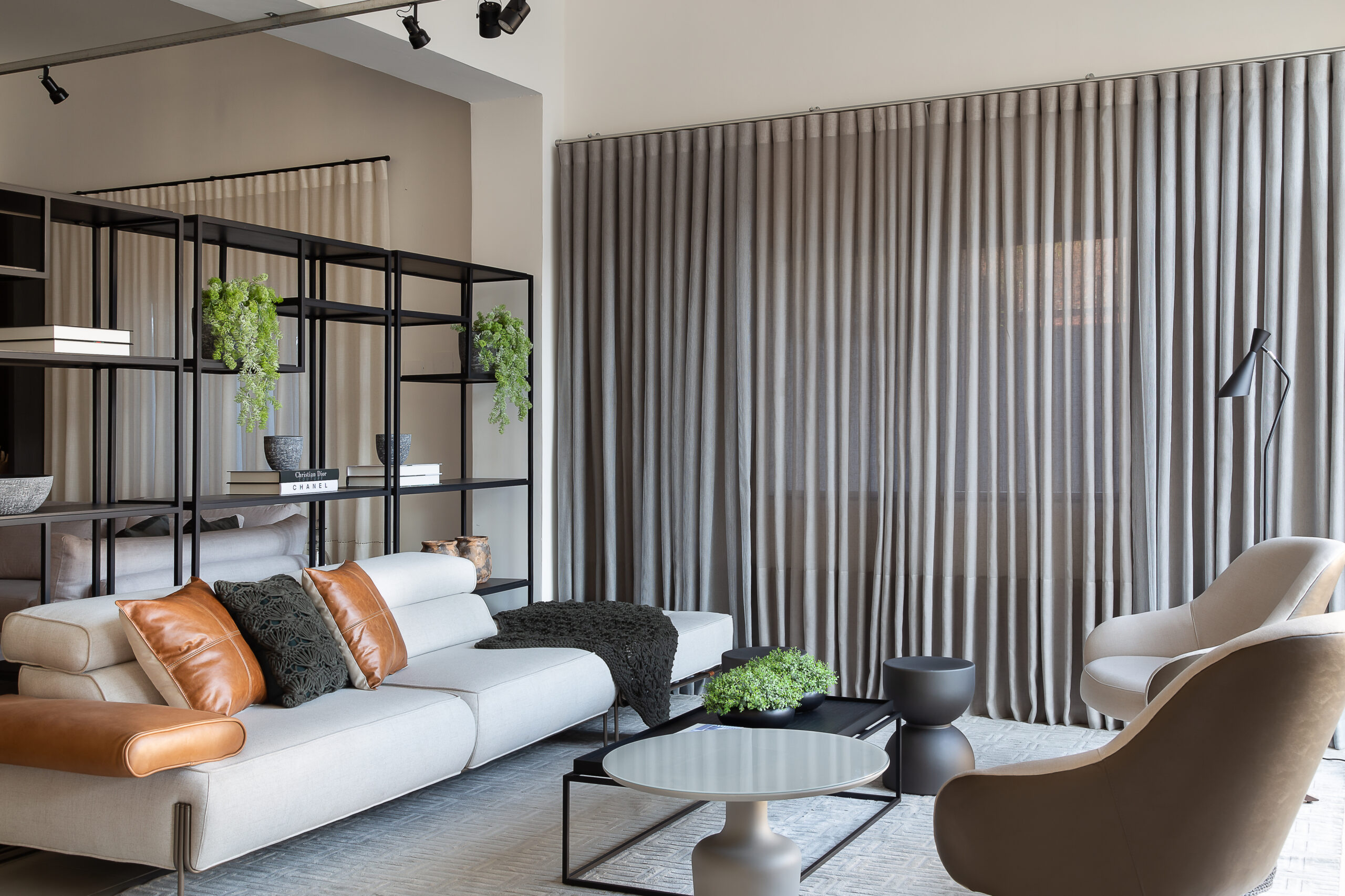 Mostra Black Home